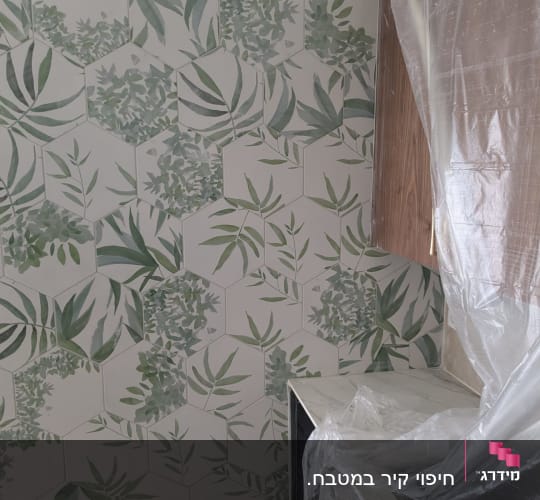 אריחים מעוצבים עם דוגמת עלים על קיר